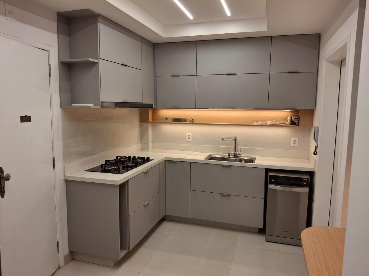 Cozinha cinza com iluminação