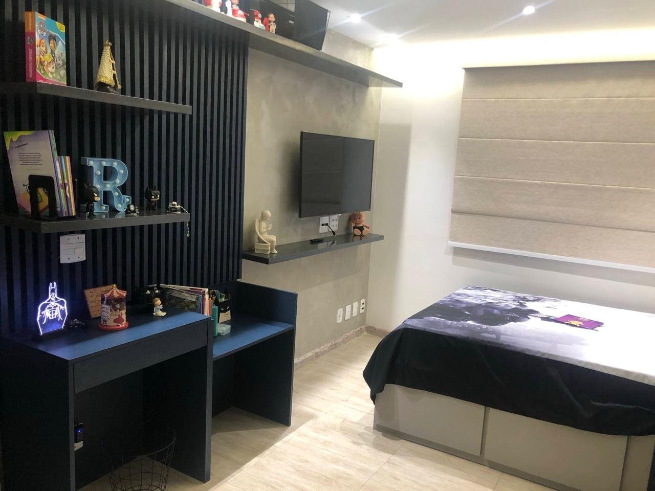 Quarto planejado com bancada de estudos e painel